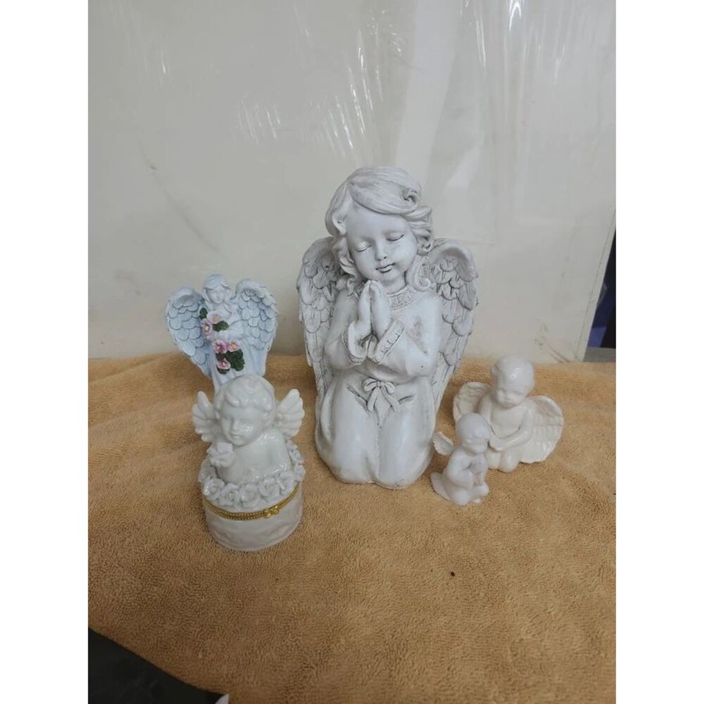 5 angel figurines